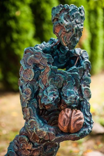 14 - A woman with gift